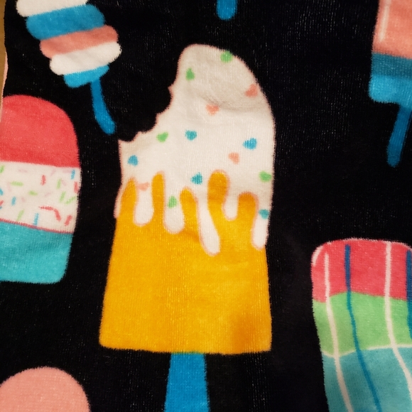 Betsey Johnson Beach Towel 28 in x 58 in - Picture 3 of 11